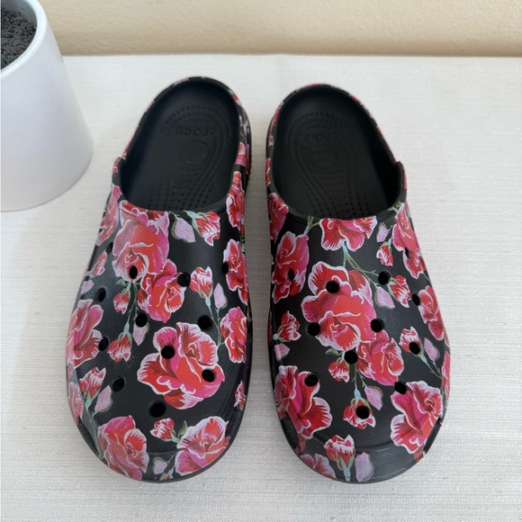 CROCS Freesail Roses Black Rubber Clogs - Picture 2 of 10